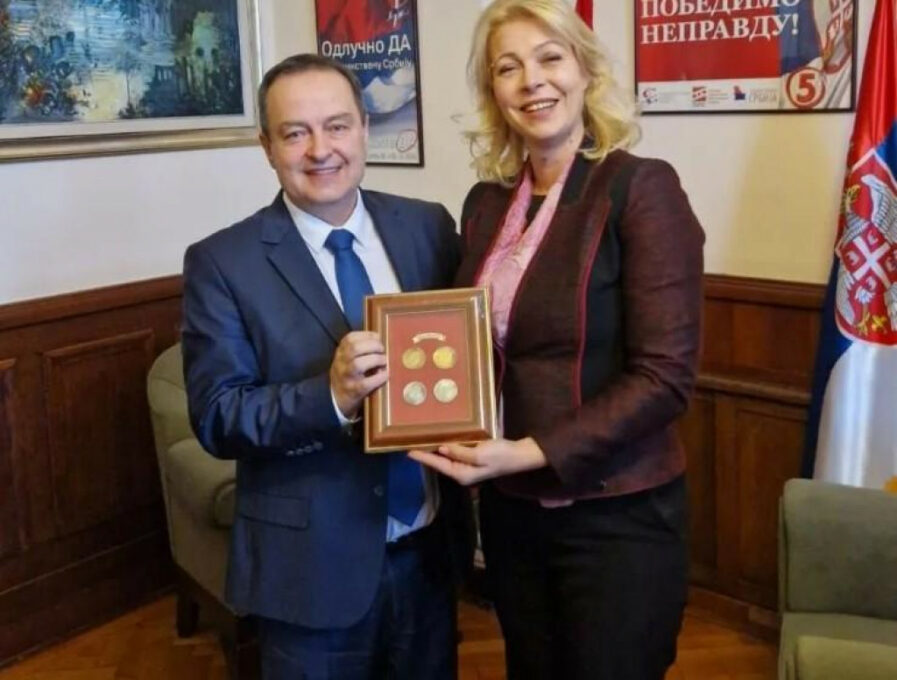 Danijela Đurović poklonila Dačiću perper