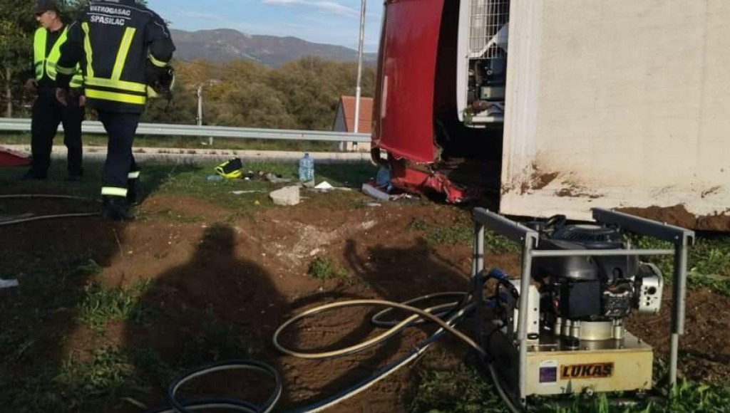 Nikšić: Kamion sletio s puta, teže povrijeđen vozač