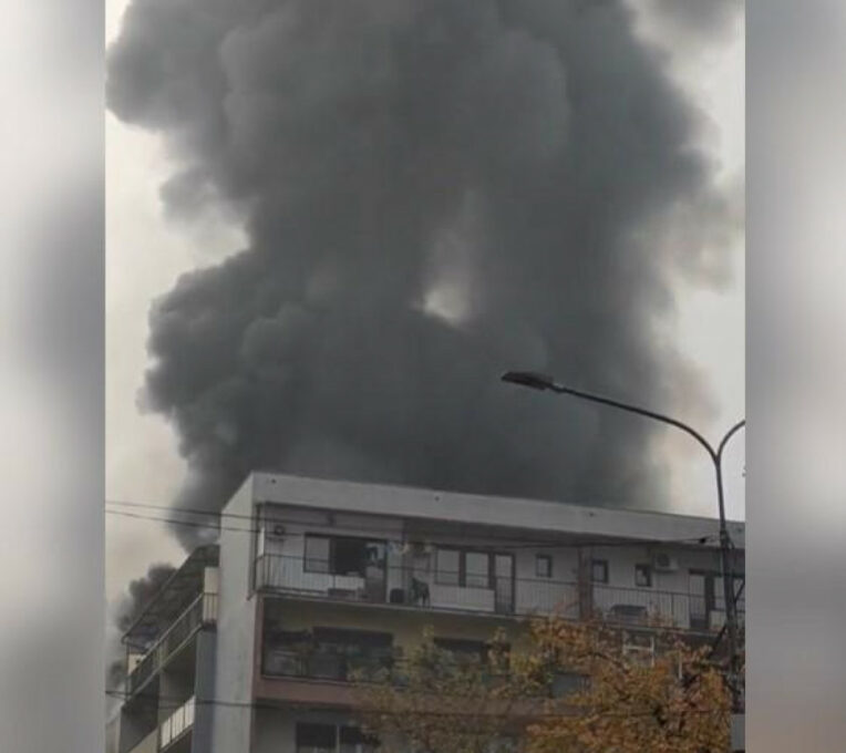Veliki požar u Kruševcu: Gori kineska robna kuća, evakuisani stanari stambene zgrade