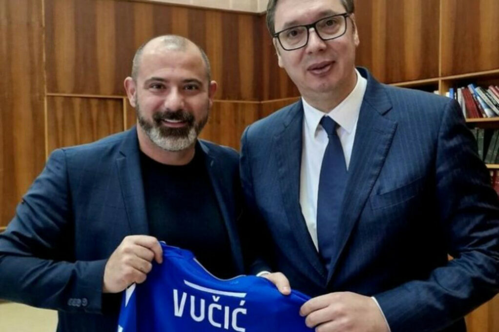 Dejan Stanković poklonio Vučiću dres sa brojem 1