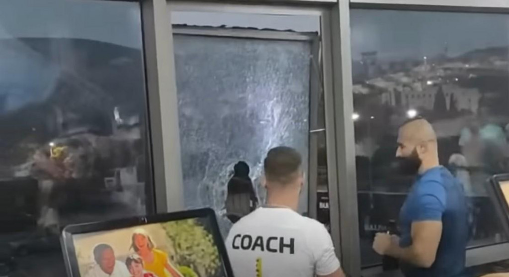 (VIDEO) Požar u Arena Sport centru u Mostaru, posjetioci razbili prozore da bi izašli