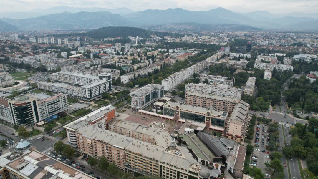 Ko sve dobija kredite o trošku građana: Vlada objavila novi spisak dodijeljenih kredita funkcionerima i državnim službenicima