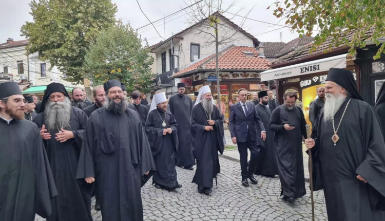 Patrijarh srpski Porfirije stigao na Kosovo i Metohiju i prošetao ulicama Prizrena
