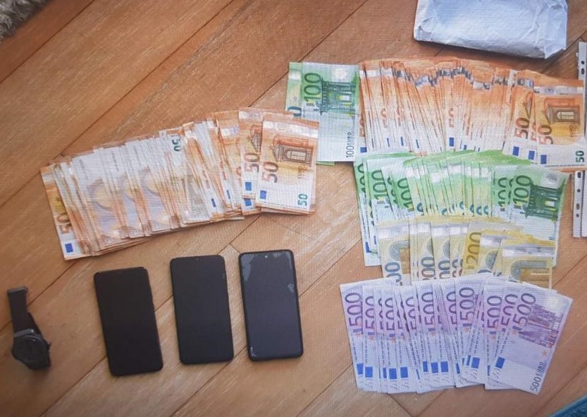 Devet pripadnika OKG osumnjičeno za planiranje teškog krivičnog djela: Uhapšene četiri osobe, oduzeto oružja i novac