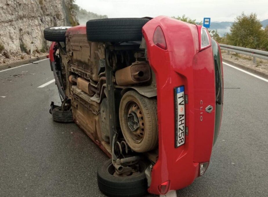 Automobil se prevrnuo kod tunela Mekavac