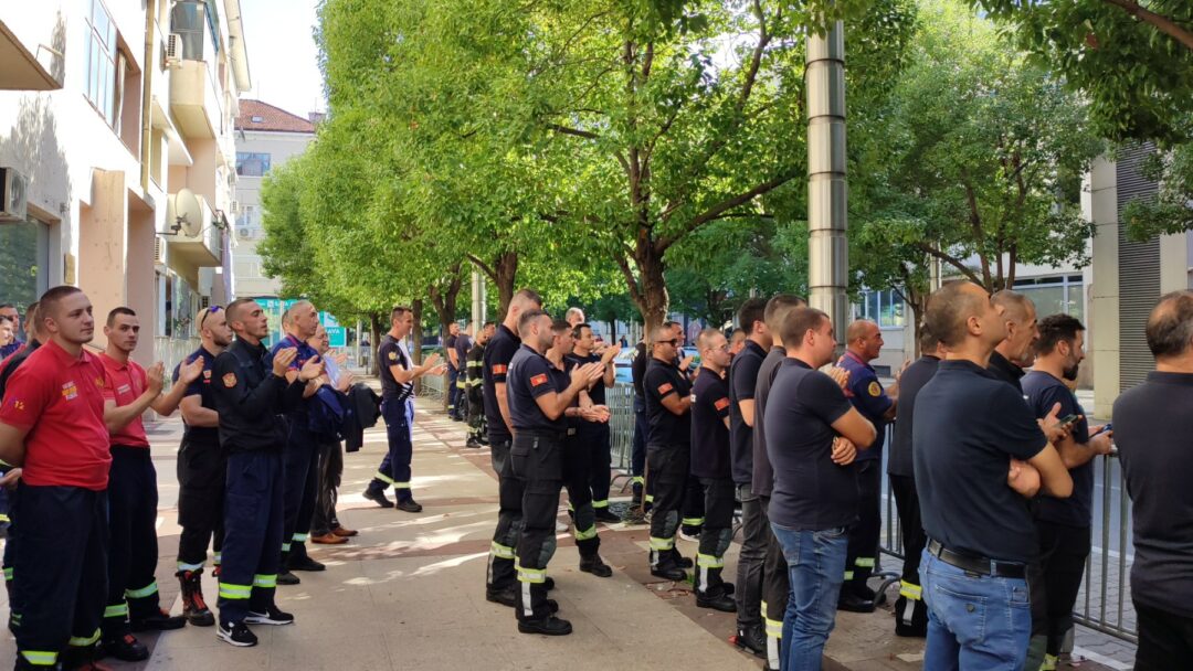 Protest vatrogasaca: U toku požarne sezone smo nezamjenljivi, posle svi zaborave na nas
