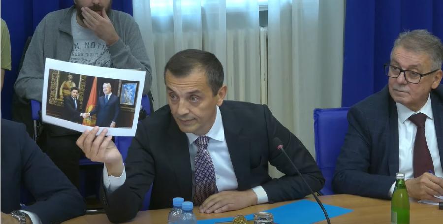 Bošković Abazoviću: Na niske ste grane spali kad Vam je dokaz fotografija iz 1996. godine