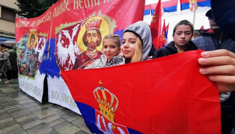 Uz himnu „Bože pravde“: Veliki skup Srba u Kosovskoj Mitrovici (FOTO)
