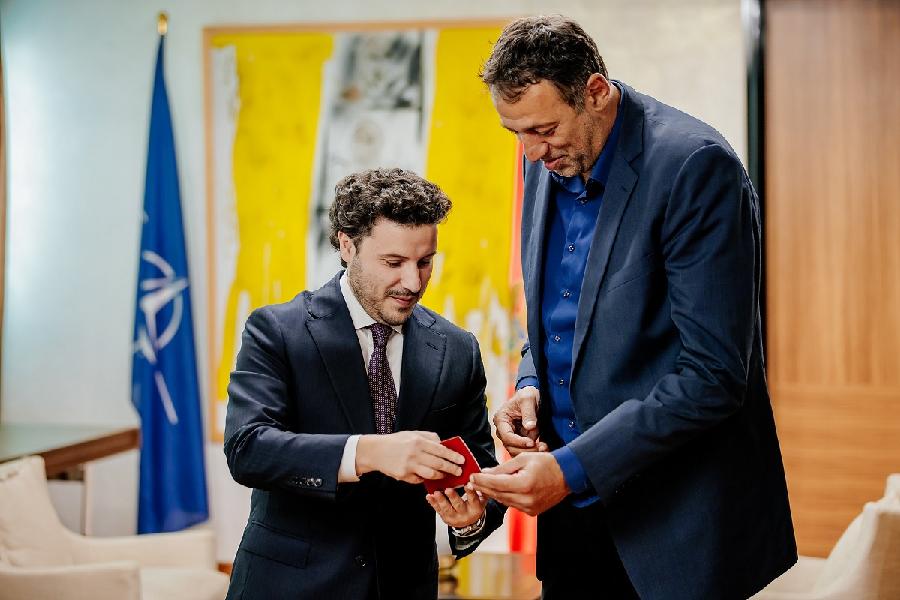 Abazović uručio crnogorski pasoš Divcu