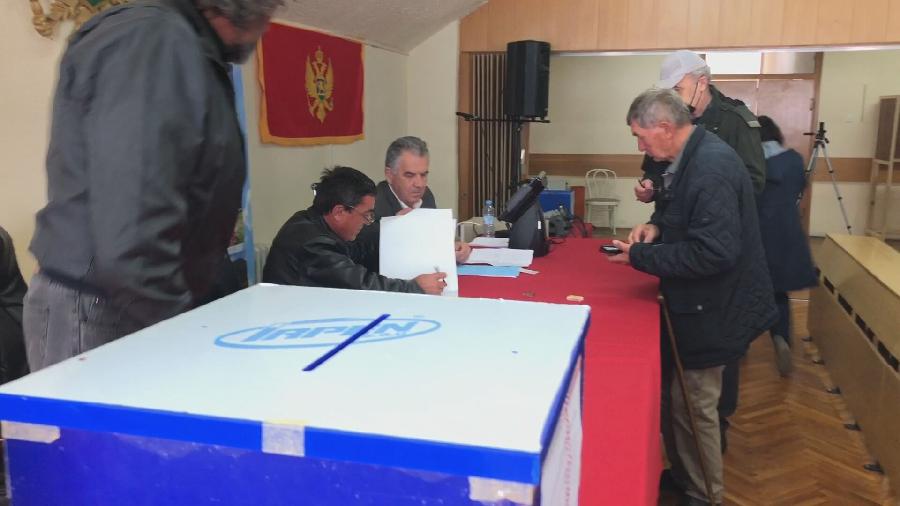 PROPALI IZBORI U ŠAVNIKU 9. PUT Član biračkog odobra: Imao sam posebnu čast da prekinem glasanje! Pojavili se neki novi ljudi
