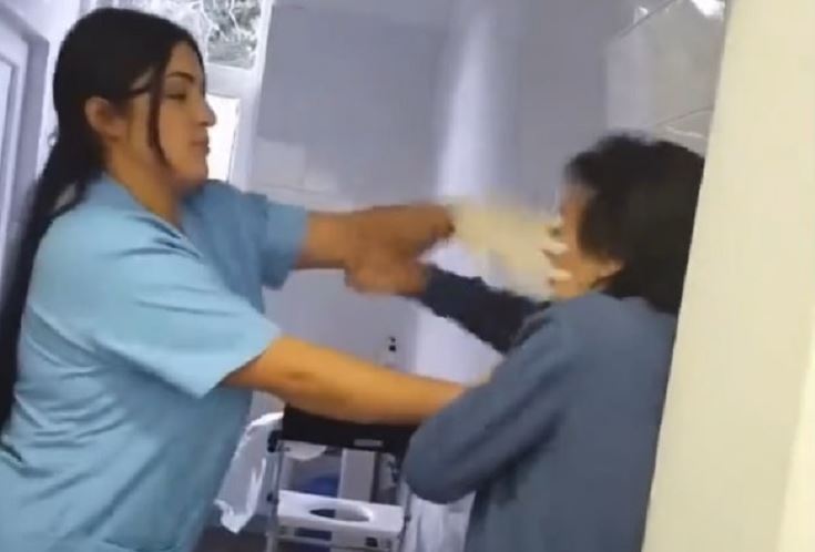 UZNEMIRUJUĆE: Medicinska sestra šamara staricu, druge se smiju