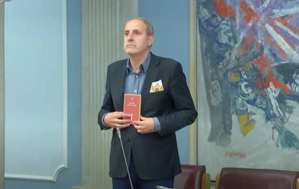 (VIDEO) Popović: Petnaest sekundi molitve za Ustav