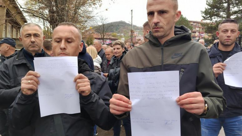 Oko 300 srpskih policajaca i komandira sa Kosova i formalno predali ostavke