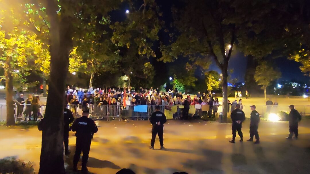Grupa građana protestvuje ispred zgrade Skupštine