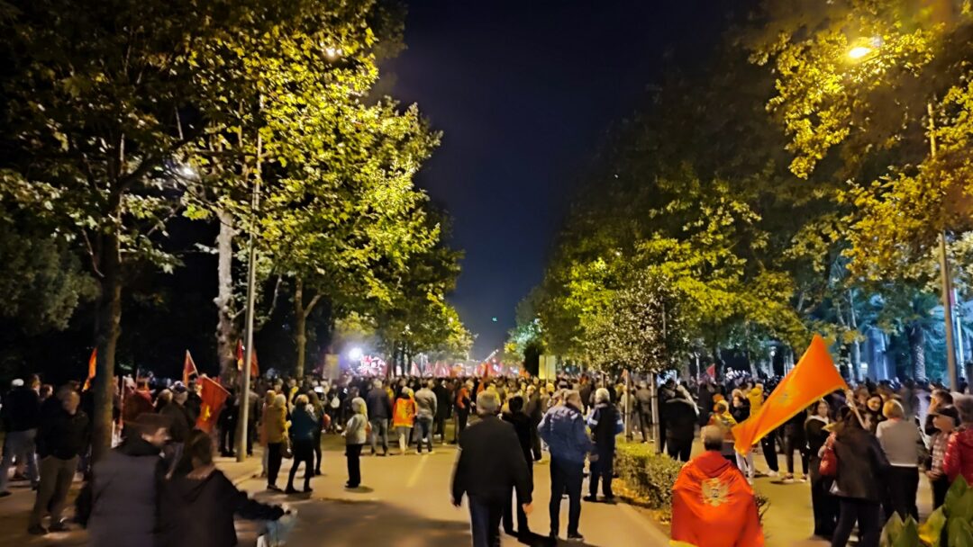 Počeo protest građana ispred Skupštine