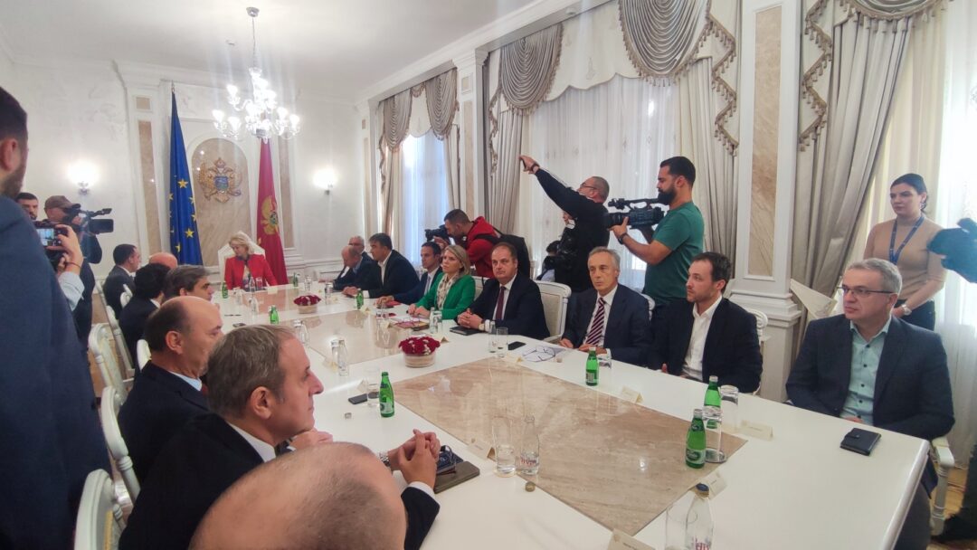 Lideri DF-a, Prave i UCG napustili sastanak o prevazilaženju krize