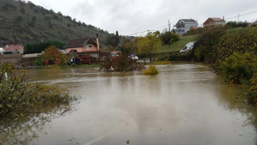 NESREĆA U MJESTU ROGAMI: Vozilo sletjelo u potok, izvučena tijela tri osobe