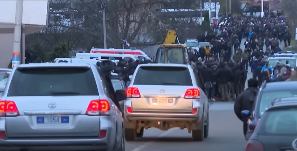 SJEVER KiM I DALJE BLOKIRAN: Na barikadama mirno, TENZIJE visoke, građani ZABRINUTI