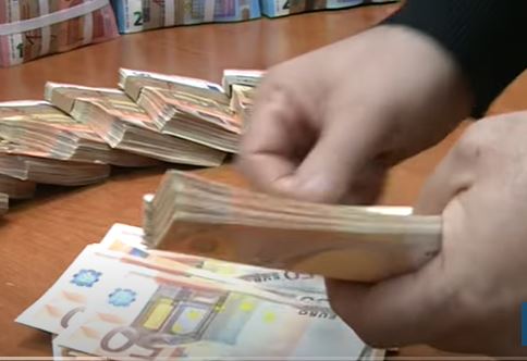 NA ČEK OD 50 DO 200 EVRA: U Crnoj Gori jednokratna pomoć najstarijima uz isplatu novembarskih penzija