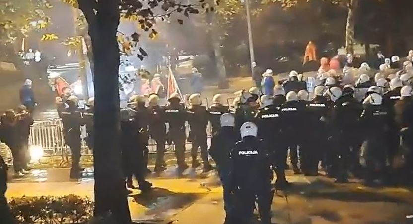 DRAMATIČNI SNIMCI IZ PODGORICE: Haos ispred Skupštine, na policiju letjele kamenice i baklje (VIDEO/FOTO)