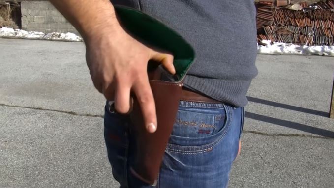KRENUO NA KAFU SA PIŠTOLJEM? Berancu ispred kafića policija oduzela pištolj sa 8 metaka