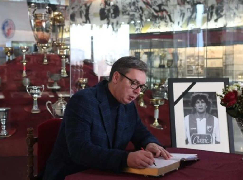 Predsjednik Vučić se upisao u knjigu žalosti: ,,Zbogom Siniša i hvala na svemu!"