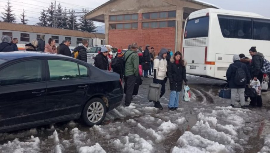 Kolaps na pruzi Bar-Bijelo Polje - putnici proveli noć u hladnom vozu