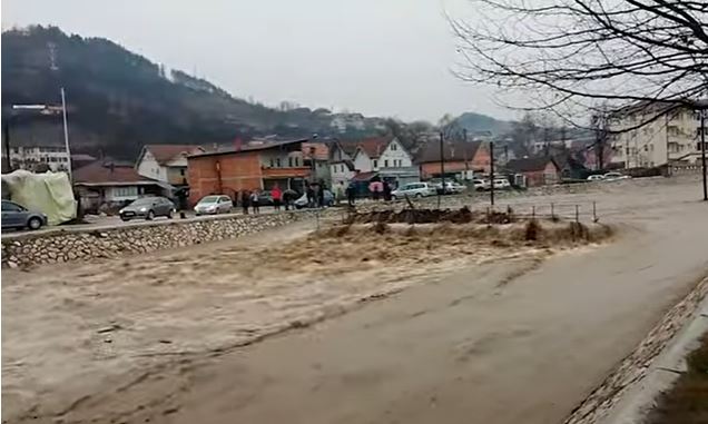 STRAVIČNE POPLAVE I U PAZARU: Dvije osobe upale u Trnavicu - potraga za njima i dalje traje
