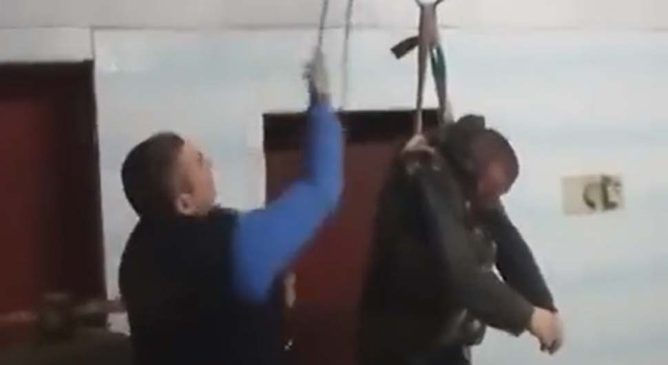 URNEBESAN SNIMAK: Na nesvakidašnji način ga ispratili sa slavlja (VIDEO)