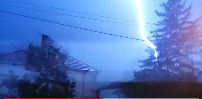 TRAGEDIJA U MOJKOVCU: Usled nevremena jedna osoba stradala u požaru