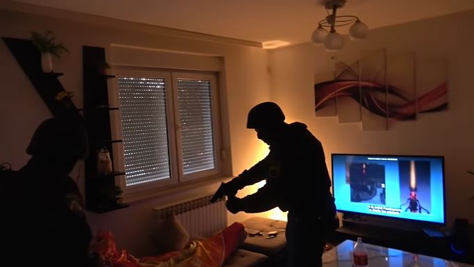 UHAPŠENI NAKON RAFALNE PALJBE: Policija prilikom pretresa pronašla drogu