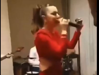 (VIDEO) JADRANKA OPIJENA MRŽNJOM: Ponovo na "komitskom" slavlju zapjevala provokativne stihove