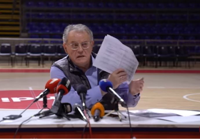 SAOPŠTENJE ZVEZDE: Lica koja su ubacivala predmete na parket su članovi navijačke grupe jednog drugog kluba