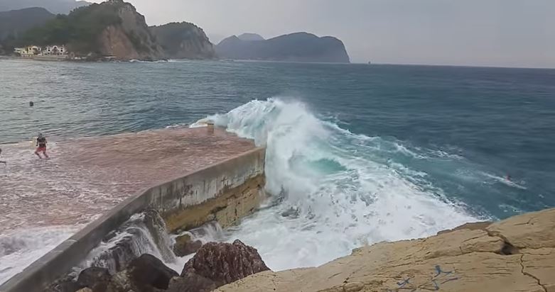 DETALJI DRAME NA ŠETALIŠTU U HN: Dječak sišao da se fotografiše kada ga je odvukao talas