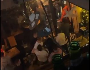 (VIDEO) NE ZNA SE KO KOGA UDARA: Masovna tuča u Novom Pazaru, potukli se u novogodišnjoj noći