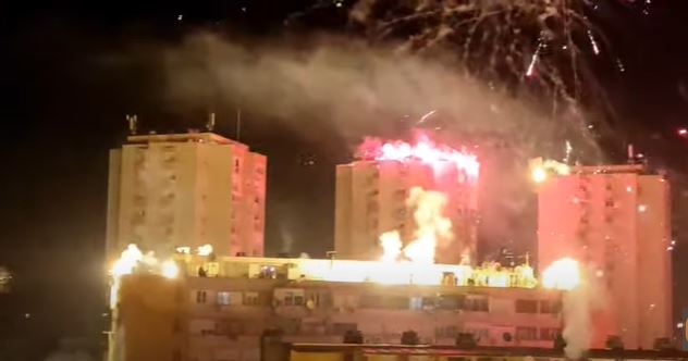 SVAKA ČAST MOMCI! Pogledajte veličanstven vatromet u Bastonu u čast rođenja mitropolita Amfilohija! (VIDEO)