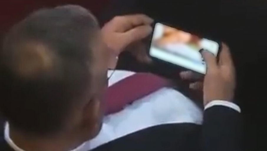 Poslanik SPS-a, koji je za vrijeme sjednice o KiM gledao filmove za odrasle, podnio ostavku