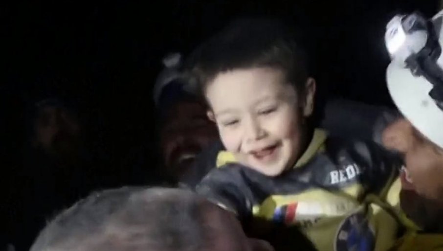 OSMIJEH DJEČAKA RAZNJEŽIO CIO SVIJET: Pogledajte radost dečaka koji je izvučen iz ruševina nakon 30 sati (VIDEO)