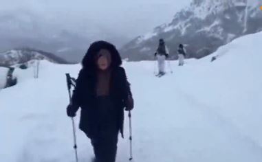 HIT VIDEO! "Oj Filipe baci minu, ne damo ti Sinjavinu" Mileva pod budnim okom držala NATO misiju na Sinjajevini