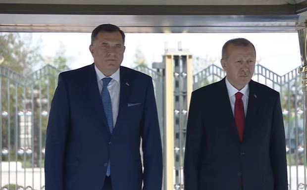 U koordinaciji sa ambasadom Turske Republika Srpska poslala 430 tona neophodne pomoći Turskoj