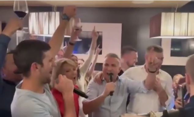 "CRNA GORA I SRBIJA TO SU BRAĆA NAJMILIJA": Nole sa velikom emocijom pjevao rodoljubive pjesme (VIDEO)