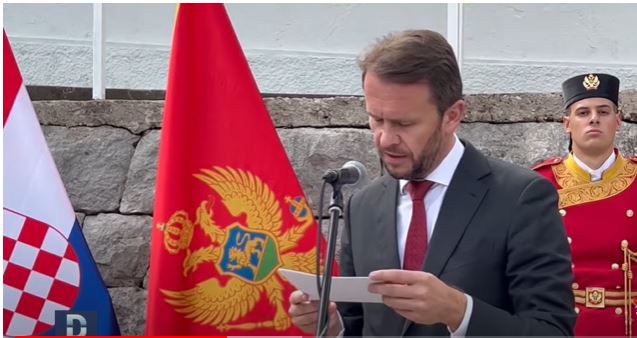 VOJSKA ŠTITI SRAMOTU: Kotorski inspektori spriječeni da uklone spornu spomen-ploču hrvatskim civilima u Morinju