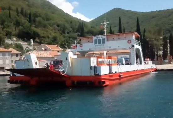 Na liniji Kamenari-Lepetane od danas saobraćaju četiri trajekta