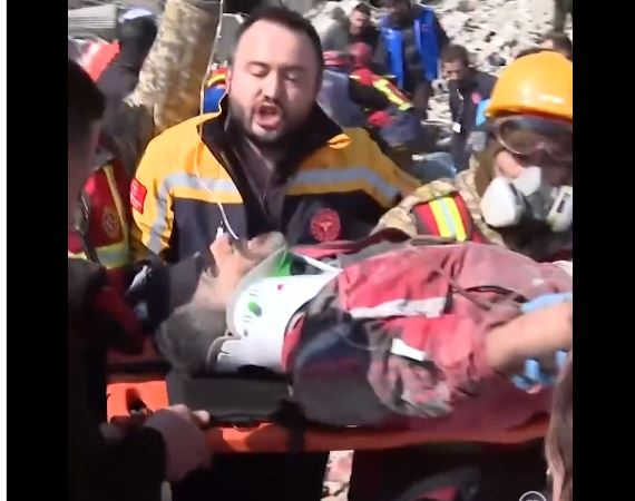 NESTVARNE SCENE IZ TURSKE: Dijete i dvoje ljudi spašeni nakon 296 sati pod ruševinama (VIDEO)