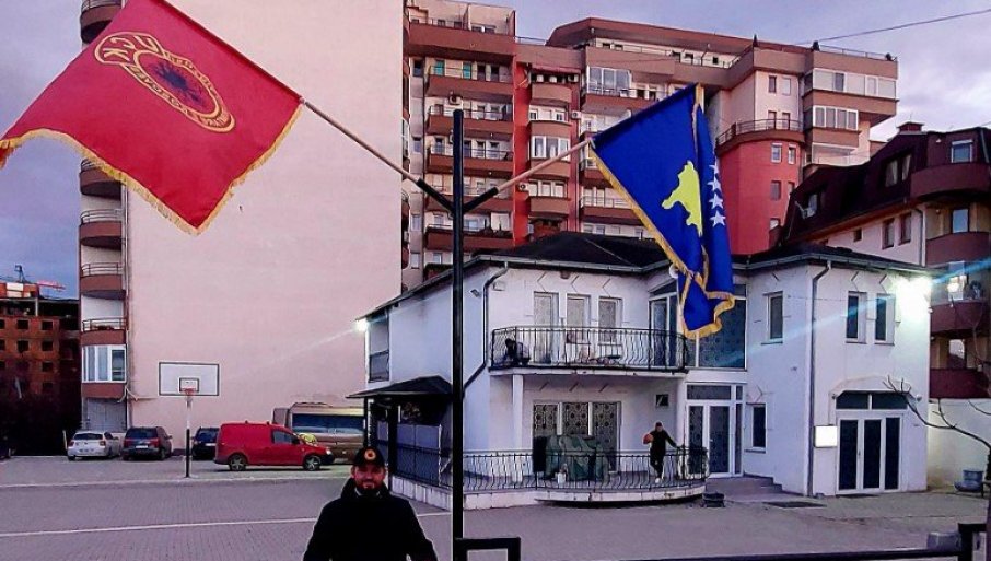 (FOTO)SKANDALOZAN POTEZ IMAMA: Okitio džamiju zastavama terorističke UČK