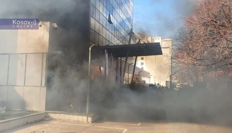 Haos u Prištini zbog Ohridskog sporazuma: Bačene dimne bombe ispred zgrade Vlade tzv. Kosova