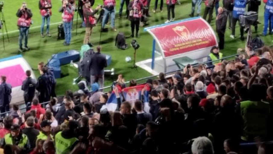 DA SE NAJEŽIŠ: Srpska zastava među Crnogorcima i gromoglasni aplauzi tokom intoniranja SRPSKE himne (VIDEO)