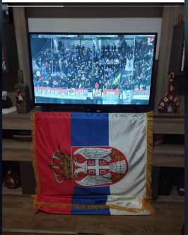 TROBOJKA ISPOD TELEVIZORA: Pogledajte kako se gledala utakmica Srbija-CG u domu prosječnog Crnogorca (FOTO)