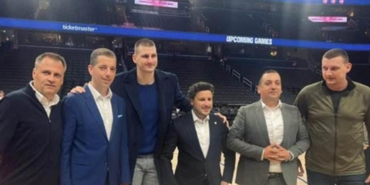 Abazović prisustvovao utakmici Denver Nuggets i slikao se sa Jokićem