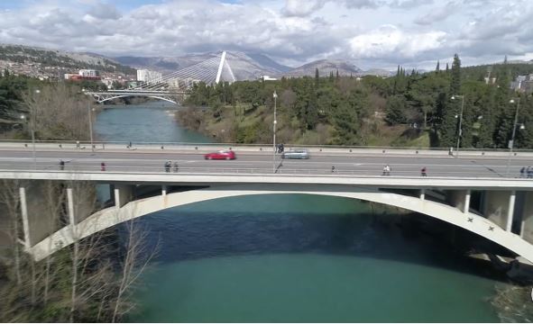 BAKA SKOČILA SA MOSTA DRŽEĆI UNUČE U NARUČJU: Radnici gradskog zelenila spasili bebu